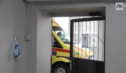 В Аксу ребенок провалился в яму с горячей водой