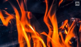 В Экибастузе полицейские спасли пенсионерку из горящего дома