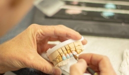 Молодёжь Китая украсила татуировками зубы