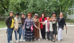 В героев сказки «Курочка Ряба» превратились павлодарские пенсионеры