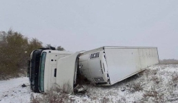 Длинномер Volvo слетел с трассы в Павлодарской области
