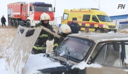 В Павлодаре пожарные потушили загоревшийся автомобиль