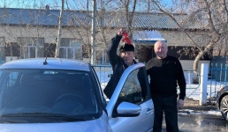 Бригадиру из Иртышского района подарили новенькую Lada Granta