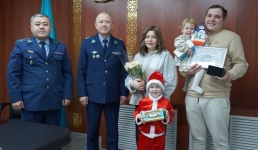 В Павлодаре наградили таксиста, спасшего пенсионерку от мошенников