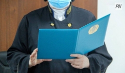 В Павлодаре грузовик без водителя повредил два автомобиля