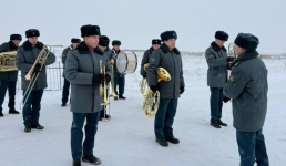 Со столетием поздравил павлодарского ветерана ВОВ оркестр Нацгвардии