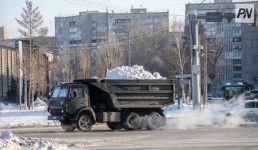 В Павлодаре продолжают работы по уборке снега