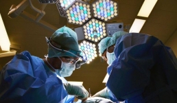 В Павлодаре провели уникальную операцию по пересадке роговицы глаза