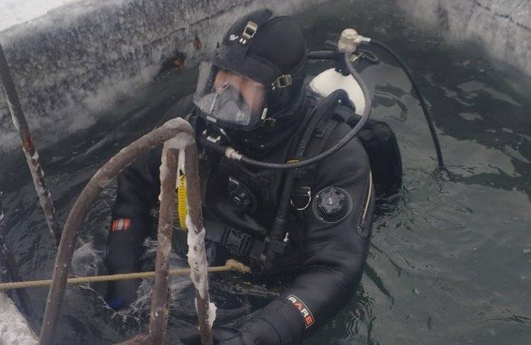 Павлодарские спасатели проходят зимнюю подготовку подо льдом