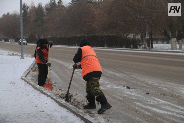 В Павлодаре ежедневно на уборку снега выходят более двухсот рабочих