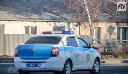 Павлодарца, перегородившего тротуар своим авто, оштрафовала полиция