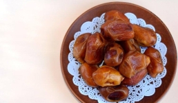 В Павлодарской области раздали воду и финики держащим пост