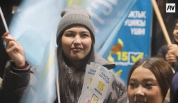 Павлодар встретил поезд патриотической акцией молодежи