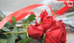 Асаин Байханов поздравил женщин с Международным женским днём