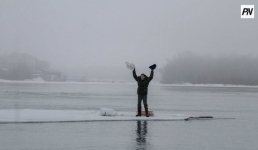 В Павлодар спасатели сняли человека с оторвавшейся льдины