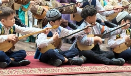 В Павлодарской области 500 юных домбристов одновременно сыграли легендарные кюи