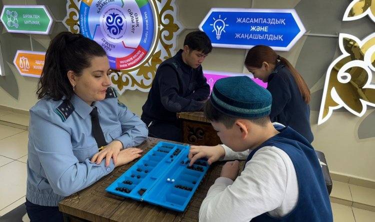 Полицейские Павлодара сыграли со школьниками в тогызкумалак