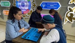 Полицейские Павлодара сыграли со школьниками в тогызкумалак