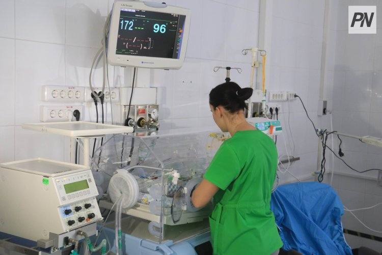 Из Шарбакты в Павлодар: медики экстренно доставили младенцев-близнецов