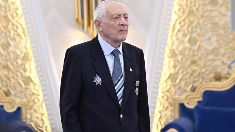 Глава государства вручил звание «Қазақстанның Еңбек Ері» Ерванду Ильинскому