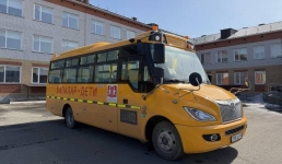 В пригороде Павлодара школьникам подарили автобус