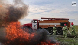 В Экибастузе потушили горящий камыш