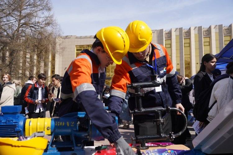 Павлодарская молодёжь выбирала профессию на масштабной ярмарке