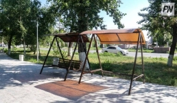 Жителям павлодарской многоэтажки создадут зону отдыха вместо парковки