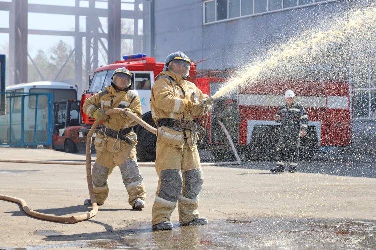 Павлодарские заводчане попробовали себя в роли пожарных