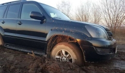 В Павлодарской области два автомобиля застряли у озера