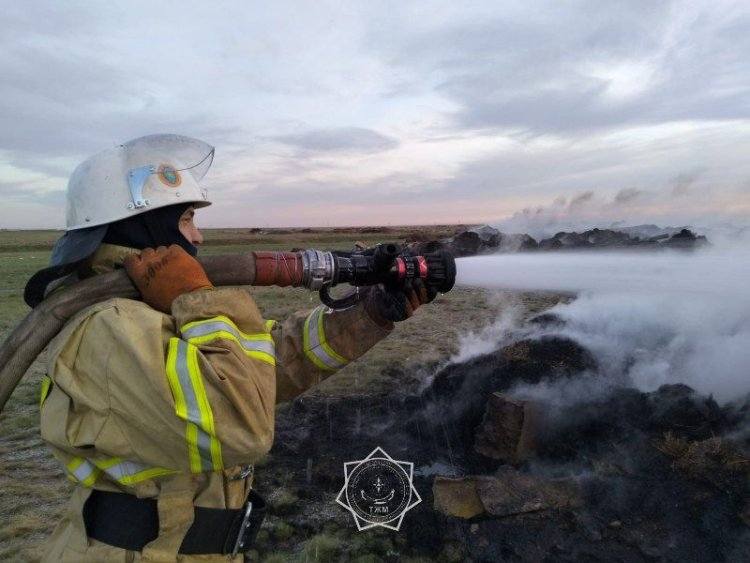 В Актогайском районе загорелась свалка