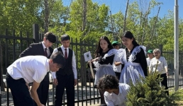 Преемственность поколений: в Павлодаре высадили деревья в рамках экоакции