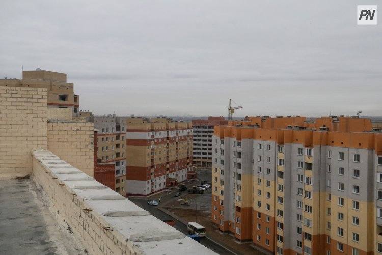Павлодарские школьники устроили опасные игры на краю многоэтажки