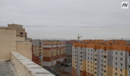 Павлодарские школьники устроили опасные игры на краю многоэтажки