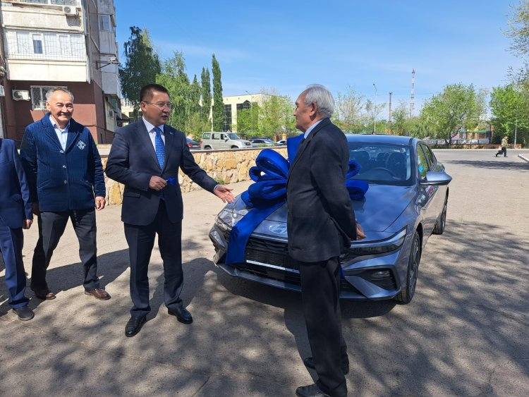 Асаин Байханов вручил ключи от нового автомобиля экибастузским ветеранам