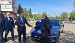 Асаин Байханов вручил ключи от нового автомобиля экибастузским ветеранам