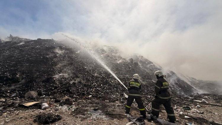 В Павлодаре продолжают тушить полигон твёрдых бытовых отходов