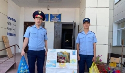 Полицейские Иртышского района закупились для детей