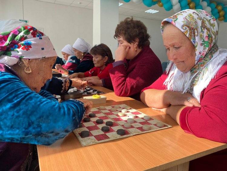 Бабушки из Аккулы сразились в шашки