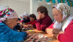 Бабушки из Аккулы сразились в шашки