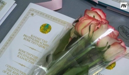 Специальные издания новой Конституции получили сотни павлодарцев