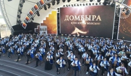 Тысячи павлодарских школьников сыграли на набережной знаменитый кюй