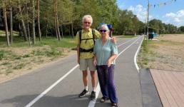 Пожилая пара туристов из Англии умилила павлодарцев прогулкой по набережной
