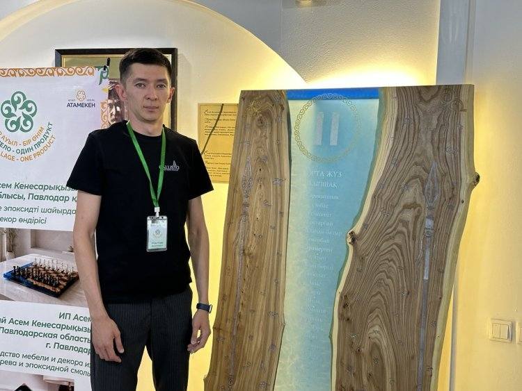 Павлодарец создал необычное «шежіре» из дерева и эпоксидной смолы