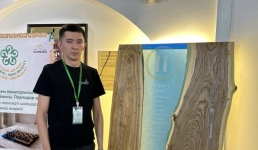 Павлодарец создал необычное «шежіре» из дерева и эпоксидной смолы