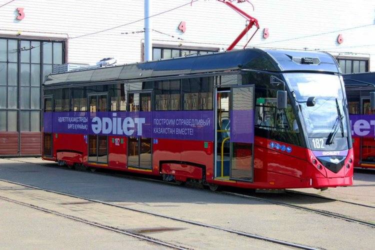 В Павлодаре на маршруты вышли пять брендированных трамваев партии «Әділет»