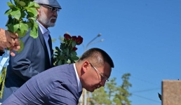 В Павлодаре возложили цветы к памятнику великому поэту