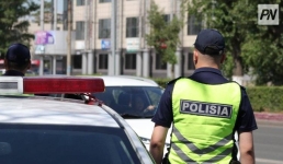 В Аксу спасатели сняли женщину с козырька торгового дома