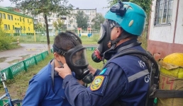 В Экибастузе подростки в ожидании спасателей заперлись на балконе
