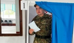 Утро дня рождения военнослужащий начал с голосования в Павлодаре